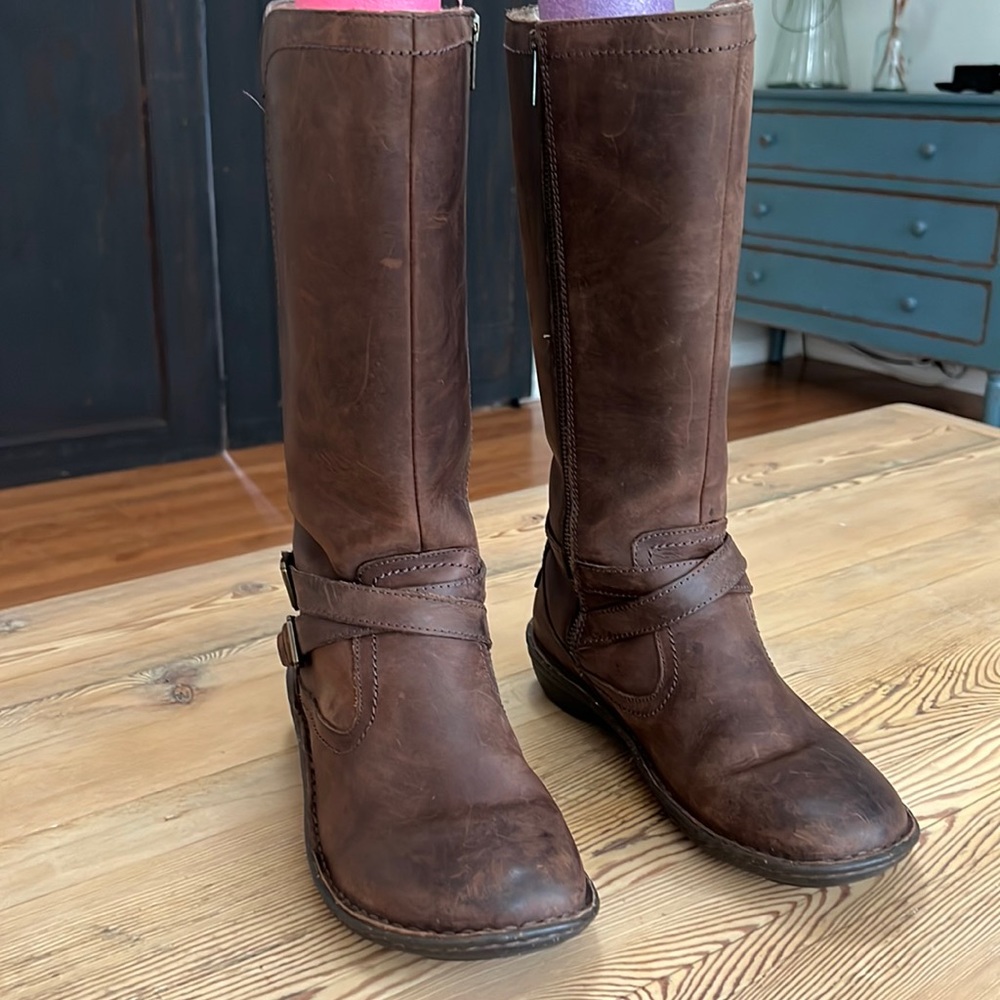 UGG size 8 brown leather riding boots with fur interior